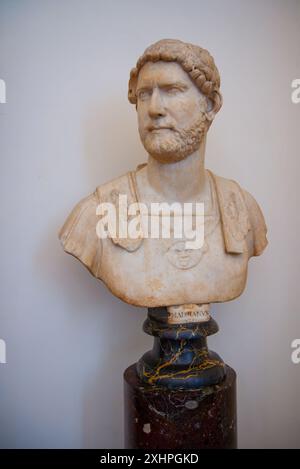 Busto in marmo bianco dell'imperatore romano Adriano, Galleria degli Uffizi, Firenze, Toscana, Italia. Foto Stock