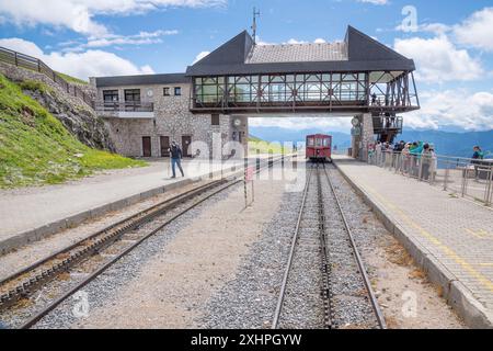 St. Wolfgang, Austria.; 14 luglio 2024 - Un piccolo gruppo di persone si riunì vicino alla ferrovia a cremagliera più ripida dell'Austria. Sta scappando da St. Wolfgang u Foto Stock