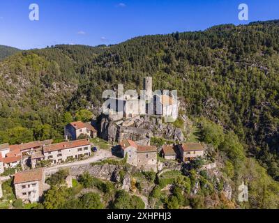 Francia, alta Loira, Saint Andre de Chalencon, castello e chiesa di Chalencon, valle dell'Ance (vista aerea) Foto Stock