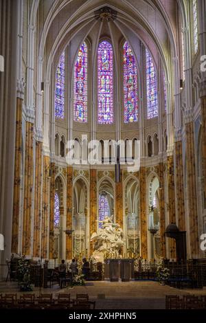 Francia, Eure et Loir, Chartres, la cattedrale, il coro e le sue vetrate colorate, il monumentale altare maggiore risalente alla fine del XVIII secolo Foto Stock
