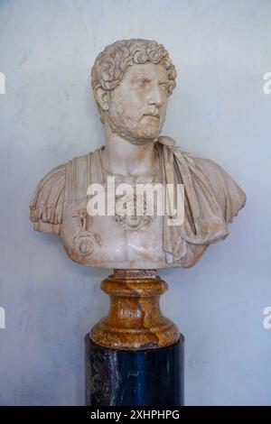 Busto in marmo bianco dell'imperatore romano Adriano, Galleria degli Uffizi, Firenze, Toscana, Italia. Foto Stock