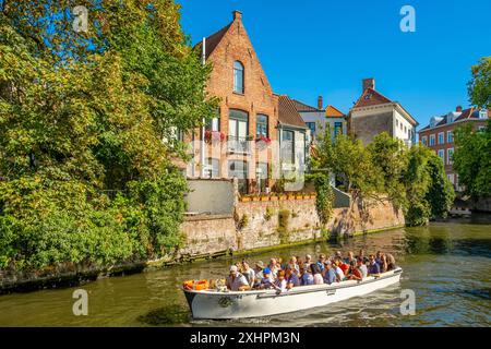 Belgio, Fiandre occidentali, Bruges, centro storico patrimonio dell'umanità dell'UNESCO, molo Steenhouwersdijk, barca per escursioni sul canale Groenerei Foto Stock