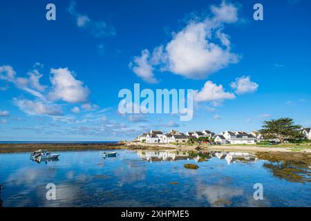 Francia, Finistere, Plobannalec-Lesconil, tappa sul sentiero costiero o GR 34 lunga distanza Foto Stock