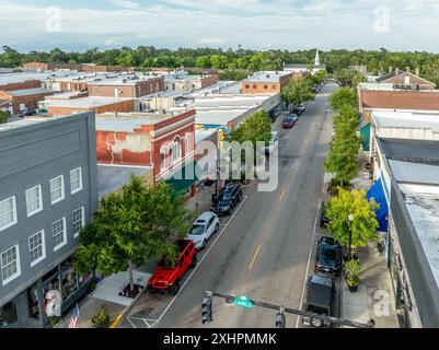 Aerea di Conway, piccola cittadina su un promontorio che si affaccia sul fiume Waccamaw nel South Carolina con la tipica strada principale, la torre dell'acqua e il porticciolo nella contea di Horry Foto Stock