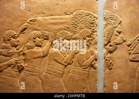 I leoni morti vengono portati via. Lion Hunt di Ashurbanipal. British Museum, Londra, Inghilterra. Foto Stock