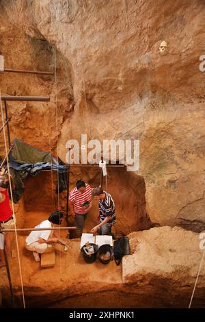 Francia, Pirenei Orientali, Tautavel, 27 luglio 2015, Due giovani archeologi volontari francesi hanno scoperto un dente di un essere umano che ha vissuto nel 550.000 Foto Stock