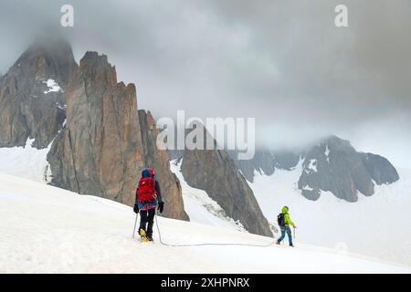 Francia, alta Savoia, massiccio del Monte Bianco, Chamonix, Aiguille du Midi, Escursione sul ghiacciaio che attraversa la Vallée Blanche, passaggio sotto la piramide di Tacul Foto Stock