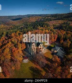 Levoca, Slovacchia - Vista aerea della Basilica della Visitazione della Beata Vergine Maria in una soleggiata giornata autunnale con colorate foglie autunnali dall'alto Foto Stock