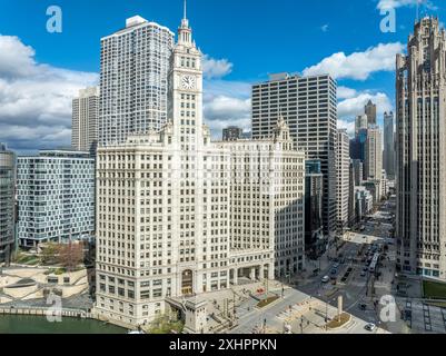 Vista aerea del centro di Chicago, leggendario edificio Wrigley su North Michigan Avenue, vicino a North Side. Situato sul Magnificent Mile Foto Stock