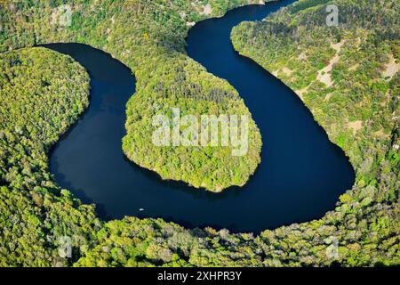 Francia, Puy de Dome, Queuille, Queuille meandro formata dal fiume Sioule (vista aerea) Foto Stock