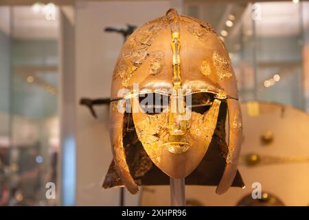 Ultima ricostruzione (costruita nel 1970-1971) dell'elmetto Sutton Hoo. British Museum, Londra, Inghilterra. Foto Stock