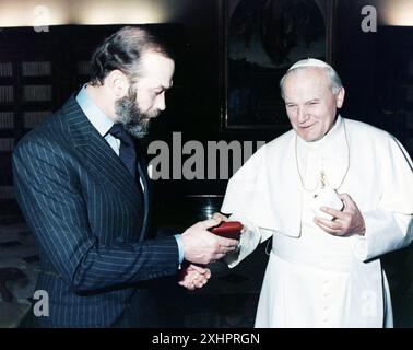 1985 Vaticano Archivio storico Olycom/LaPresse il principe Michael di Kent (Iver, 4 luglio 1942) è un membro della famiglia reale britannica, in quanto figlio di George, duca di Kent e di Marina di Grecia e quindi nipote di re Giorgio V del Regno Unito. È cugino di primo grado della regina Elisabetta II. Nella foto: Michael di Kent in visita in Vaticano con Giovanni Paolo II nella foto: Michael di Kent in visita in Vaticano con Giovanni Paolo II credito: LaPresse/Alamy Live News Foto Stock