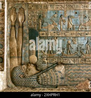 Egitto, Alto Egitto, Nilo Valle, Dendara tempio defunto a Dea Hathor, la sala ipostile, bassorilievo raffigurante la dea Hathor e lo zodiaco e. Foto Stock