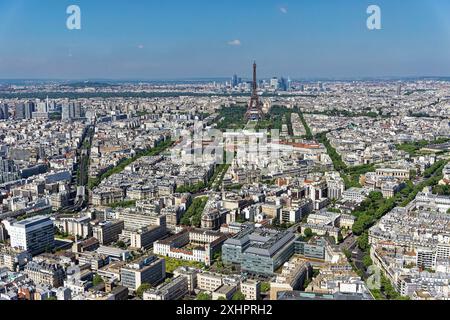 Francia, Parigi, vista alta di Parigi dall'Osservatorio panoramico della Torre di Montparnasse, la Torre Eiffel e gli Champs de Mars, lo sco militare Foto Stock