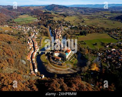 Francia, alta Loira, valle di Allier, Lavoute Chilhac, il villaggio e il Priory Sainte Croix nell'ansa del fiume Allier Foto Stock