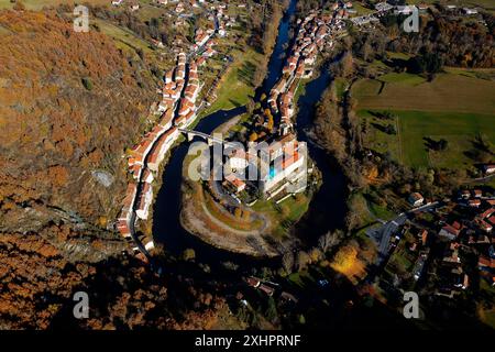 Francia, alta Loira, valle di Allier, Lavoute Chilhac, il villaggio e il Priory Sainte Croix nell'ansa del fiume Allier Foto Stock