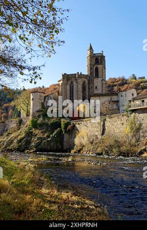 Francia, alta Loira, valle di Allier, Lavoute Chilhac, il villaggio e il Priory Sainte Croix nell'ansa del fiume Allier Foto Stock