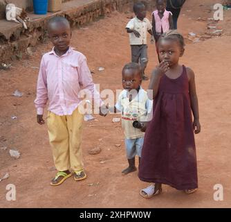 Bambini in strada, Kaduna, Stato di Kaduna, Nigeria Foto Stock