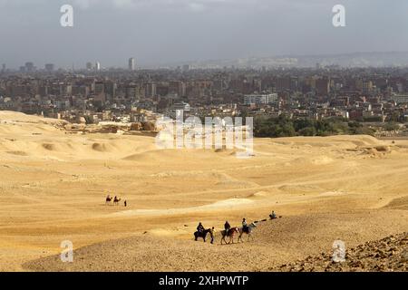 Egitto, Cairo, Giza, patrimonio mondiale dell'UNESCO, e Cairo sullo sfondo Foto Stock