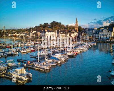 Francia, Côtes d'Armor, Binic Etables sur Mer, alba sul porto turistico e le sue barche, sullo sfondo il centro della città e la sua chiesa (vista aerea) Foto Stock