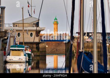 Francia, Côtes d'Armor, Binic Etables sur Mer, tramonto sul porto di Binic con il faro riflesso nell'acqua Foto Stock