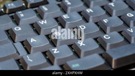 Semplice tastiera generica vecchia tastiera per computer laptop retro con tasti spessi e alti dettaglio degli oggetti, nessuno, nessuno, nessuno, sfondo, DOF poco profondo. O Foto Stock
