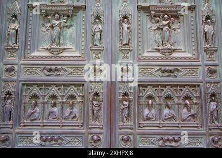 Dettagli delle porte in bronzo del portale principale del Duomo di Firenze. Firenze, Toscana, Italia. Foto Stock