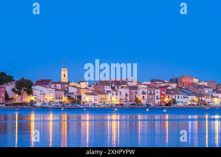 Francia, Herault, Bouzigues, villaggio sulle rive del Etang de Thau e famoso per le sue ostriche e conchiglie Foto Stock