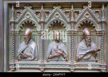 Dettagli delle porte in bronzo del portale principale del Duomo di Firenze. Firenze, Toscana, Italia. Foto Stock