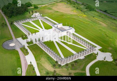 Francia, Calvados (14), Ver-sur-Mer, Normandy Memorial Trust, British Normandy Memorial con vista su Gold Beach (vista aerea) Foto Stock