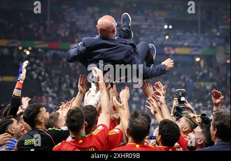 BERLINO, GERMANIA - 14 LUGLIO: La Spagna celebra il passaggio in aria del capo allenatore della Spagna Luis de la Fuente per festeggiare la finale di UEFA EURO 2024 tra Spagna e Inghilterra all'Olympiastadion il 14 luglio 2024 a Berlino, Germania. © diebilderwelt / Alamy Live News Foto Stock