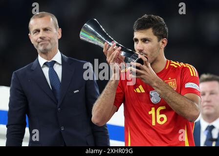 BERLINO, GERMANIA - 14 LUGLIO: Rodri di Spagna con il trofeo di miglior giocatore dopo l'incontro finale di UEFA EURO 2024 tra Spagna e Inghilterra all'Olympiastadion il 14 luglio 2024 a Berlino, Germania. © diebilderwelt / Alamy Live News Foto Stock
