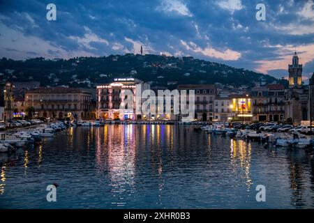 Francia, Herault, Sete, il canale la Peyrade, barche ormeggiate lungo le banchine con Mont Saint-Clair sullo sfondo Foto Stock