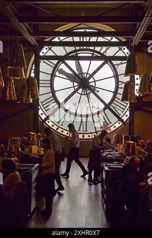 Francia, Parigi, Museo d'Orsay, il Café Campana illuminato dal suo orologio Foto Stock