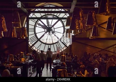 Francia, Parigi, Museo d'Orsay, il Café Campana illuminato dal suo orologio Foto Stock