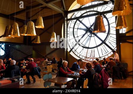 Francia, Parigi, Museo d'Orsay, il Café Campana illuminato dal suo orologio Foto Stock