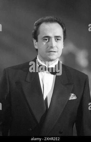 JosÃ Carreras Opernsänger 01/90 ru JosÃ Carreras während eines Auftritts in Die 80er Das Jahrzehnt im Rückblick ZDF am 28. Januar 1990 in der Festhalle Frankfurt TV Fernsehen Show Fernsehshow Spanien Spanier spanisch spanischer Mann Sänger Gesang klassisch klassischer Oper tenore Bühne Konzert Josep Auftritt dal vivo cantante d'opera spagnolo hoch halb stehend singend sw **** JosÃ Carreras cantante d'opera 01 90 ru JosÃ Carreras durante una performance in Die 80er DAS Jahrzehnt im Rückblick ZDF il 28 gennaio 1990 nello show televisivo Festhalle Frankfurt TV show Spain spagnolo spagnolo uomo S Foto Stock