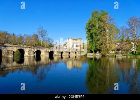 Francia, Seine et Marne, Grez sur Loing, Ponte in pietra vecchio attraverso il fiume Loing e 12th secolo Ganne torre costruita sotto il regno di Luigi 6th Foto Stock