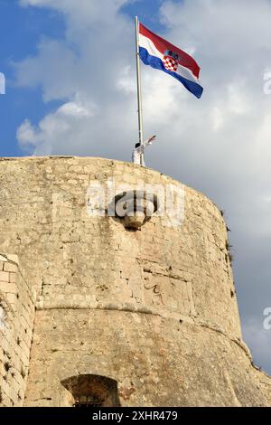 Croazia, Dalmazia, costa dalmata, isola di Hvar, città di Hvar, bandiera croata sul bastione della fortezza spagnola Foto Stock