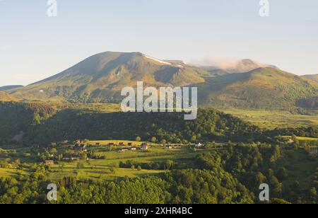 Francia, Puy de Dome, Monneaux, Chambon sur Lac, Parco Naturale Regionale dei Vulcani d'Alvernia, Puy de l'Angle, massiccio di Monts-Dore, Sancy Foto Stock