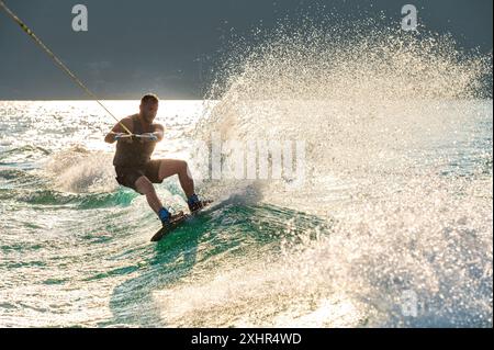 Francia, Haute-Savoie (74), Annecy, Lago di Annecy, wakeboarder Foto Stock