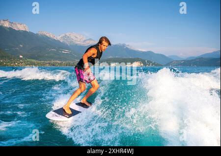 Francia, Haute-Savoie (74), Annecy, Lago di Annecy, wakesurfer Foto Stock