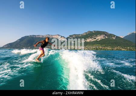Francia, Haute-Savoie (74), Annecy, Lago di Annecy, wakesurfer Foto Stock