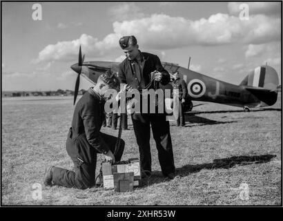 WW2 HURRICANE FIGHTER AIRCRAFT MUNITION preparando .303 munizioni incendiarie per un aereo da caccia in attesa della Royal Air Force Hawker Hurricane Mk1 Fighter Aircraft Behind, da corazzati della RAF. No 312 Squadrone ceco RAF seconda guerra mondiale seconda guerra mondiale 1940 Foto Stock