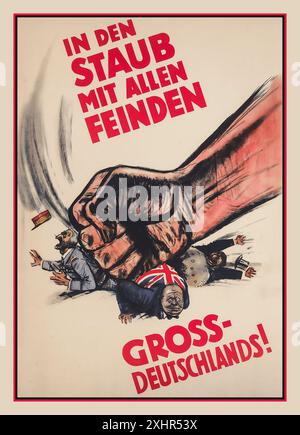 WW2 Nazi Propaganda contro i leader delle forze alleate primo ministro Winston Churchill UK. Generale de Gaulle Francia. Franklin D Roosevelt USA Caption legge "nella polvere con tutti i nemici della grande Germania" con il gigantesco pugno della Germania nazista che colpisce i leader alleati contro la propaganda anti alleata nazista degli anni '1940 durante la seconda guerra mondiale Foto Stock