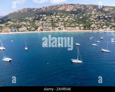 Vista panoramica dall'alto su Blue Mediterranean dea, spiaggia sabbiosa della città di Agay, destinazione per le vacanze estive vicino alle montagne rosse di Esterel, Costa Azzurra, Foto Stock