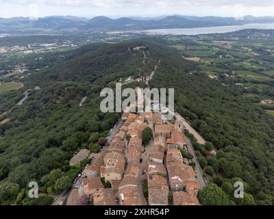 Vista aerea su verdi colline, pini e querce, case, golfo di saint-tropez, villaggio di Gassin, vigneti, Provence, Var, Francia Foto Stock