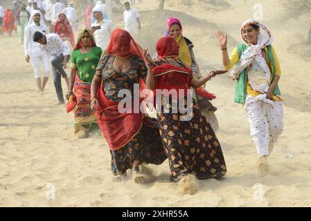 India, Rajasthan, dintorni di Mukam, festival di Jambeshwar, pellegrini Bishnoi che scendono lungo la duna di sabbia di Samrathal Dora Foto Stock