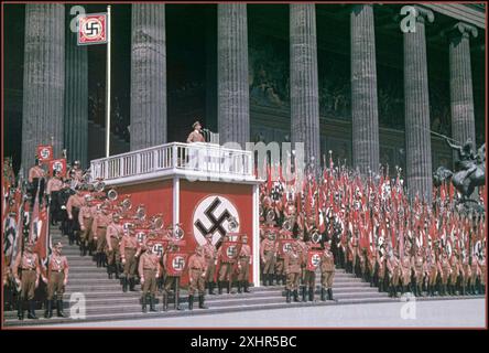 DISCORSO DI GOEBBELS il leader della Propaganda nazista degli anni '1930 Joseph Goebbels in uniforme che tiene un discorso su un podio decorato con la Swastika al Lustgarden di Berlino, con le truppe di Sturmabteilung in piedi con una moltitudine di bandiere di Swastika (immagine a colori rara) nella Germania nazista Foto Stock