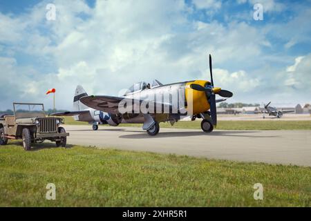 L'aereo da caccia P-47 dell'era della seconda guerra mondiale (modello) accanto a una jeep si trova su una pista in preparazione al decollo Foto Stock